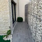 34 Independante Et Privee Avec Service De Navette En Supplement Apartment